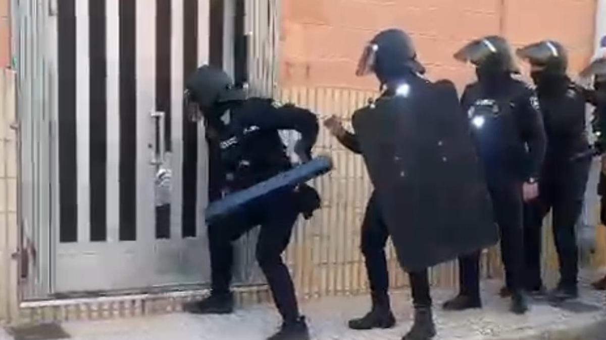 La Policía Nacional entrando en la nave de Petrer donde estaba la plantación de marihuana.