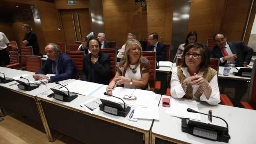 Imatge d&#039;arxiu dels membres de la comissió d&#039;investigació al Senat sobre el finançament dels partits.