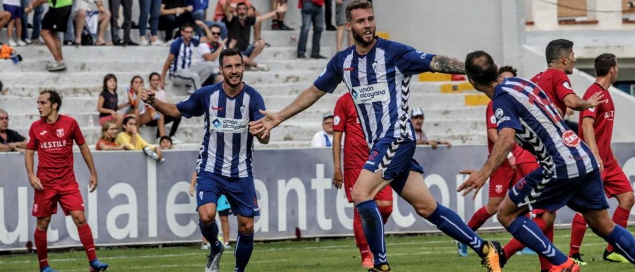 Jony Ñíguez, Raúl González y Juli celebran un gol del Alcoyano al CD Roda el 22 de septiembre.