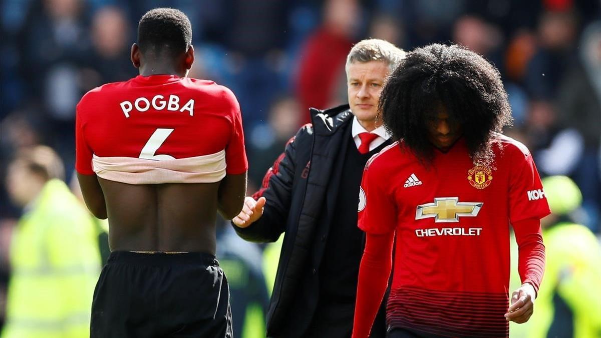 Paul Pogba y Tahith Chong, alicaídos junto a Solskjaer tras quedarse sin opciones de jugar la Champions.