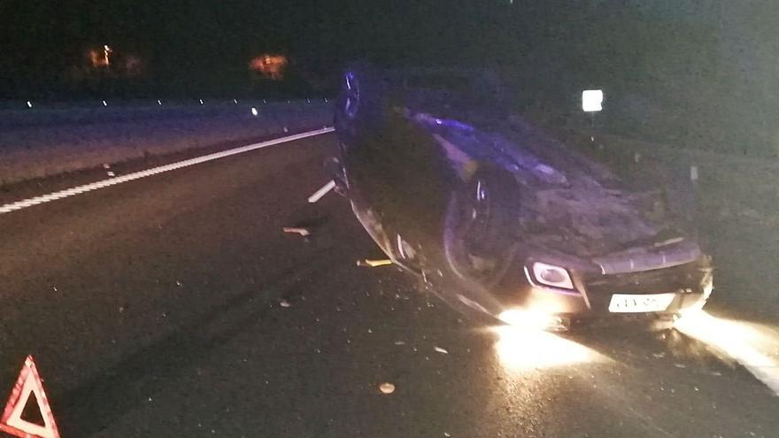 El vehículo que acabó volcado en la colisión con otro turismo en la Autovía do Morrazo, en Moaña.   | // S.Á.