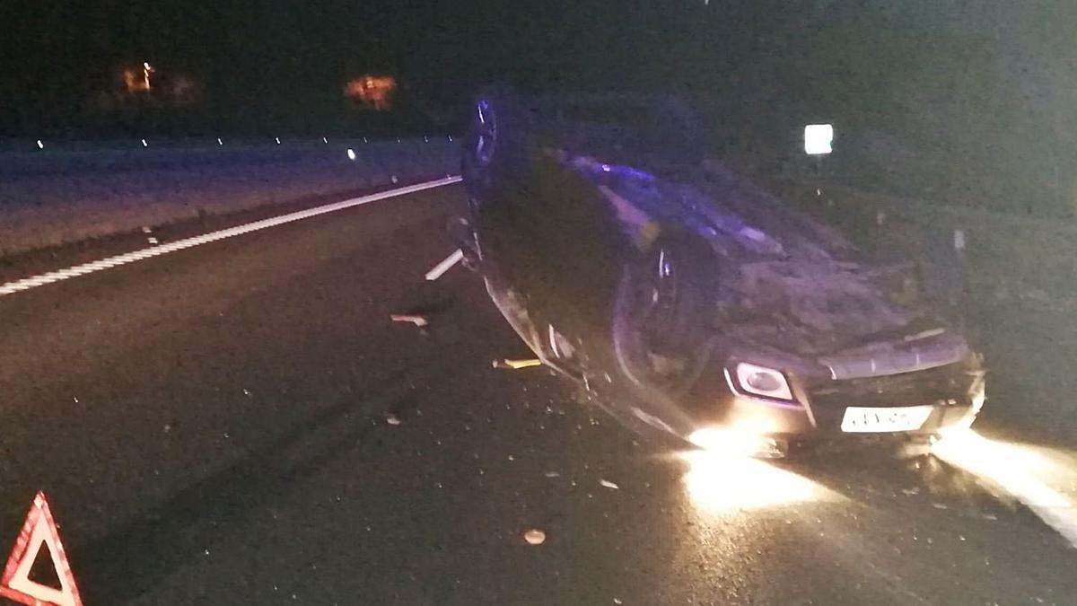 El vehículo que acabó volcado en la colisión con otro turismo en la Autovía do Morrazo, en Moaña.   | // S.Á.