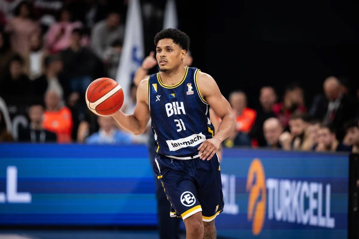 Xavi Castañeda, con la camiseta de Bosnia.