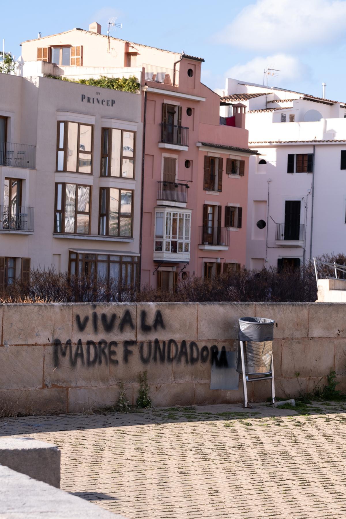 Pintadas con espray en uno de los paseos de ronda