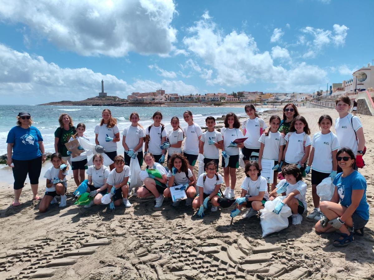 Alumnos de Elis en la playa de Cabo Palos
