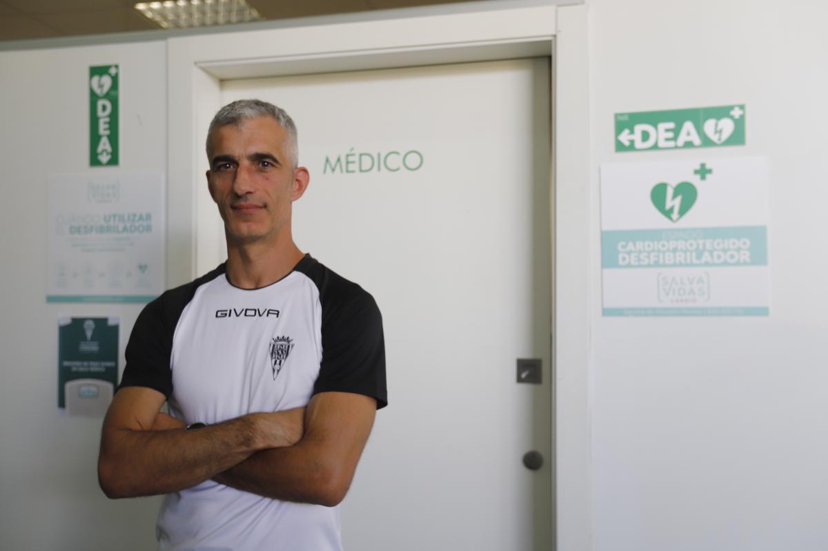 José Bretones, en la puerta de su despacho en El Arcángel, con la nueva señalética de espacio cardioprotegido.