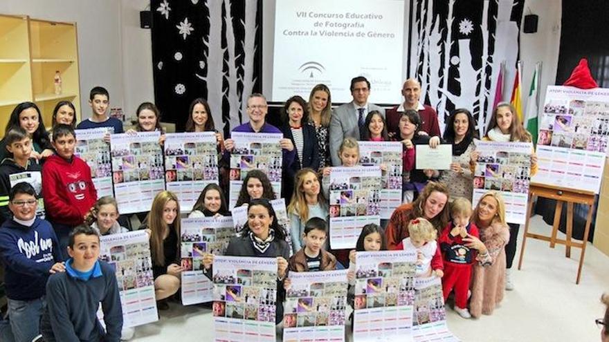 Un calendario educativo para luchar contra la violencia de género. El IES Carlinda de la capital malagueña acogió ayer la presentación de una nueva edición del calendario educativo contra la violencia de género, elaborado a partir de una selección de fotografías presentadas al concurso provincial «Stop, violencia de género». Este concurso, que ha alcanzado su séptima edición, es una iniciativa de la Delegación Territorial de Educación de Málaga y el Instituto Andaluz de la Mujer (IAM), dirigida a la comunidad educativa malagueña. El acto estuvo presidido por la delegada de Educación, Patricia Alba, y la coordinadora del IAM, Rosa del Mar Rodríguez.