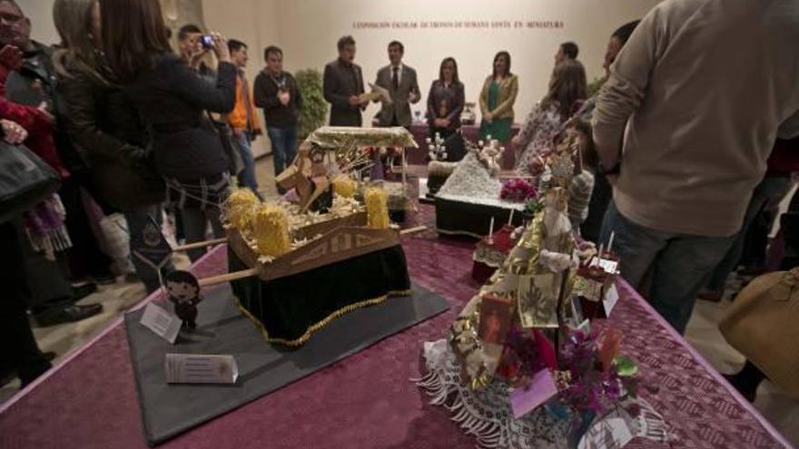 Miembros de la Semana Santa y el Ayuntamiento inauguraron ayer la exposición escolar sobre tronos y cofradías.