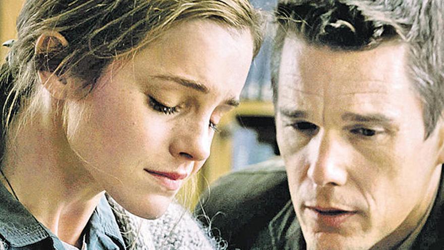 Enma Watson y Ethan Hawke, en un fotograma de &#039;Regresión&#039;.