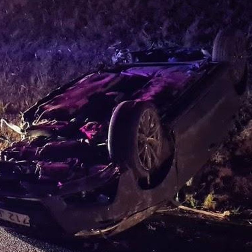 El coche perdió dos de las ruedas tras los impactos con los laterales de la calzada.