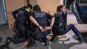 El maltractament d’un guàrdia urbà a un detingut queda sense càstig