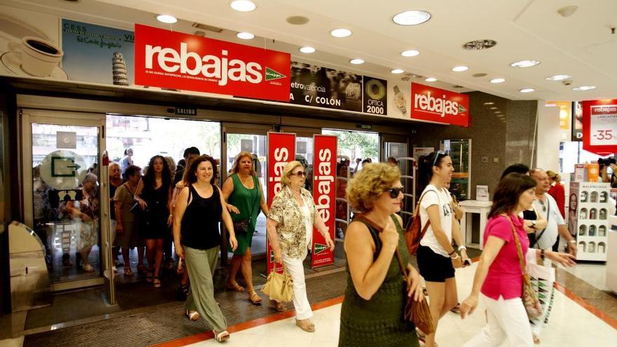 Los clientes entran en un establecimiento en rebajas.