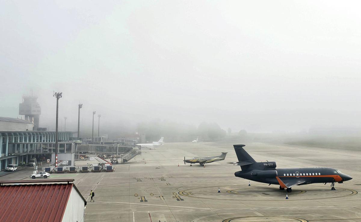 Aviones privados en el aeropuerto de Vigo para seguir el eclipse solar Aviones privados en el aeropuerto de Vigo para seguir el eclipse solar