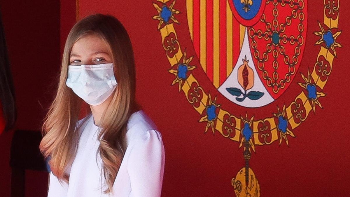 La infanta Sofía con blusa blanca en el Día de la Hispanidad