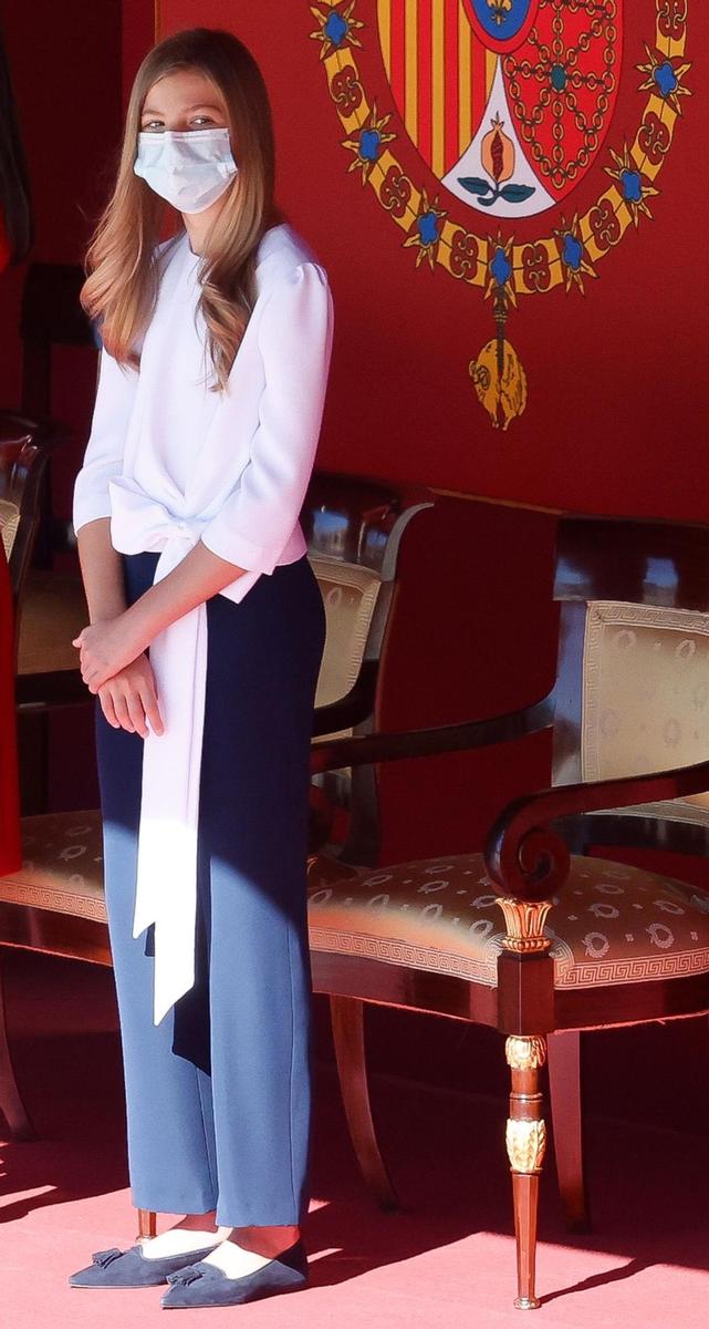 La infanta Sofía con blusa blanca en el Día de la Hispanidad