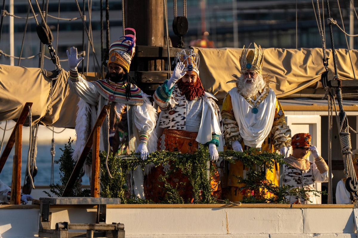 Miles de personas colman la costa de Barcelona para dar la bienvenida a los Reyes Magos