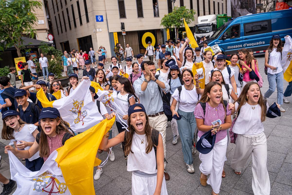 Fieles esperan en la catedral de Barcelona la llegada del papa León XIV