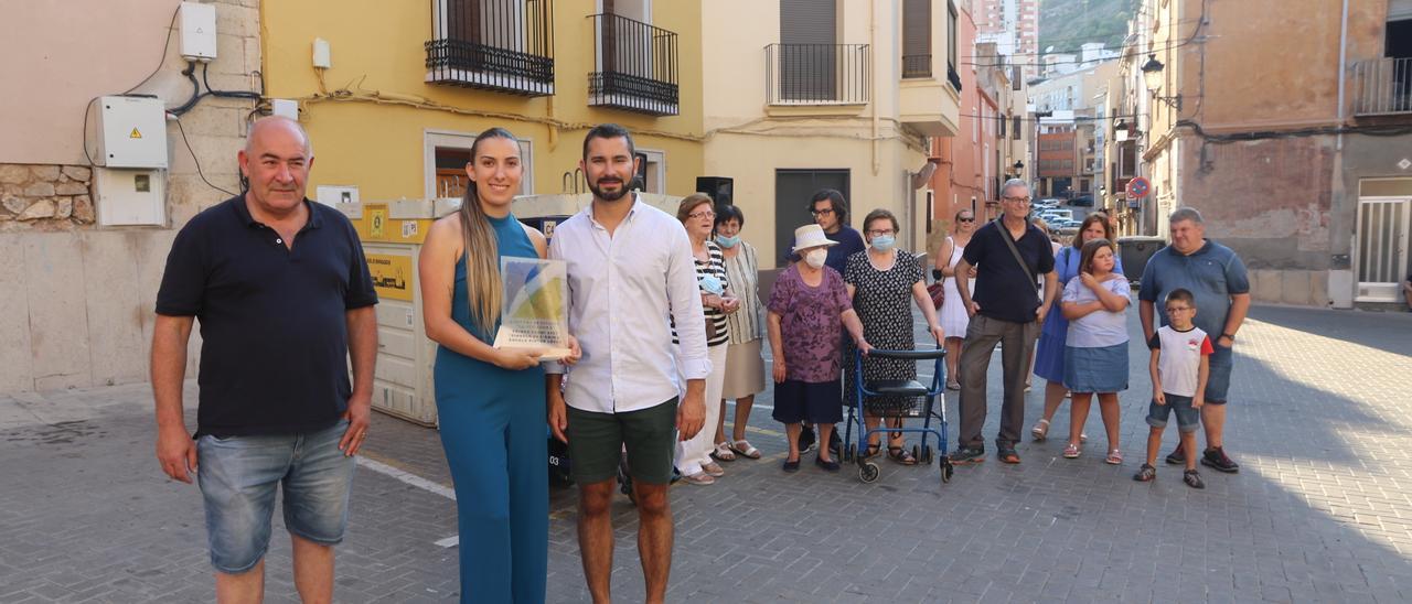 La autora recibió el premio de manos del alcalde y el organizador de la cita.