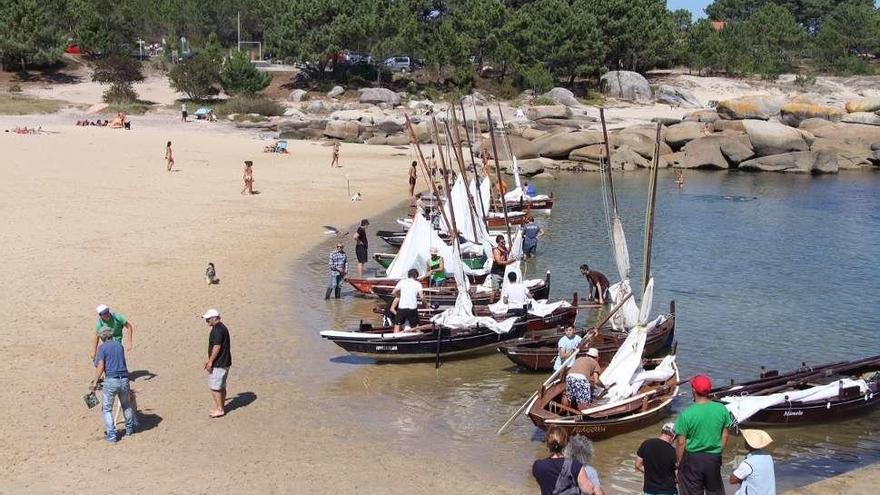 Participantes en la &quot;III Regata de Dornas a Vela-Camping Miami Playa&quot;, ayer. // Muñiz