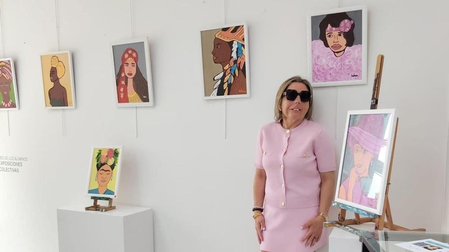 Andrea Herrero, junto a las obras expuestas en el Espacio Acuña de Luanco.