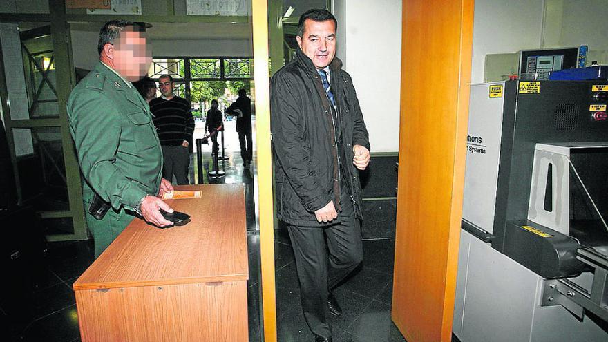 Andrés Llorens entra al juzgado el día que declaró por estos hechos en 2010.