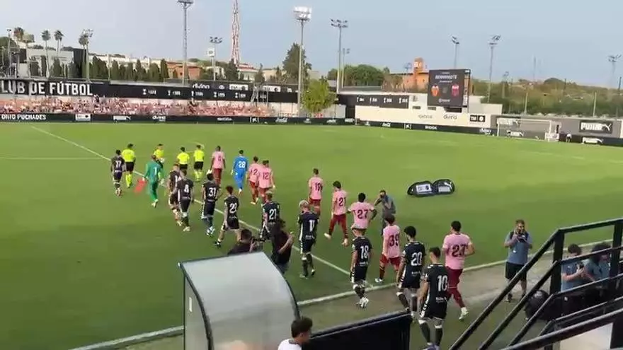 Saltan los jugadores del Valencia CF y el CD Eldense al césped del Antonio Puchades