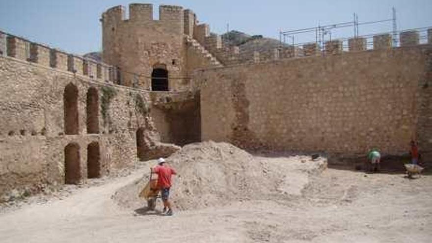 Trabajos en el patio de armas del Castillo de Villena.