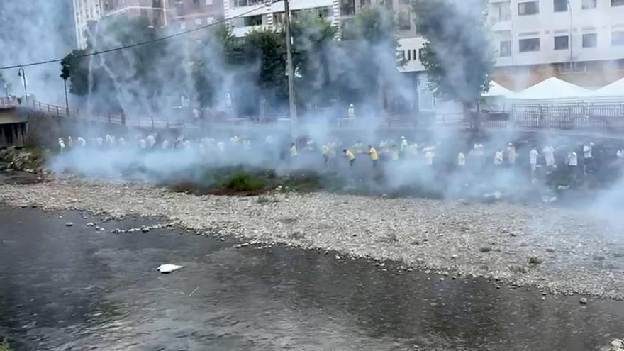 La Descarga más esperada convirtió cinco días de espera en una explosión de emoción en Cangas del Narcea: 7.30 minutos de estruendo y casi 100.000 voladores en el cielo