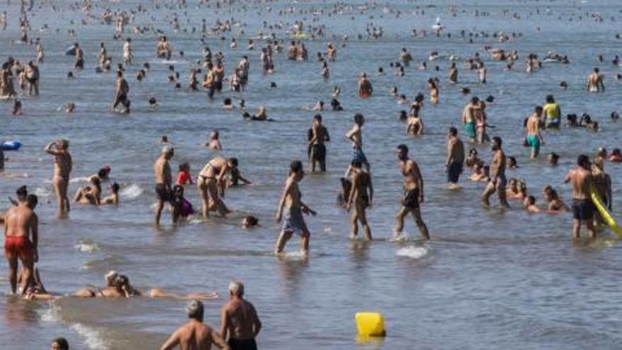 El Mediterráneo se llena de bañistas.