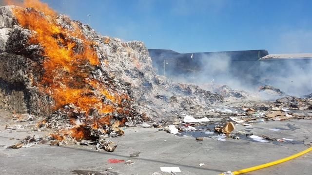 Incendio en el polígono Villa Rosa de Málaga