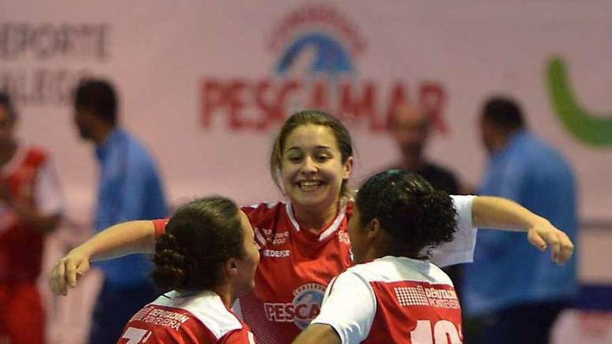 Ale de Paz celebrando un gol con dos compañeras. // G. Santos