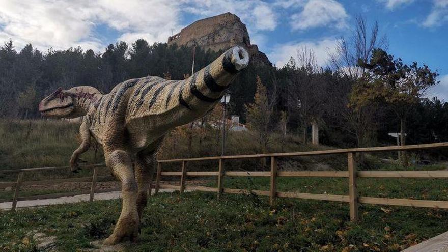 Morella denuncia el vandalismo en la réplica de su dinosaurio