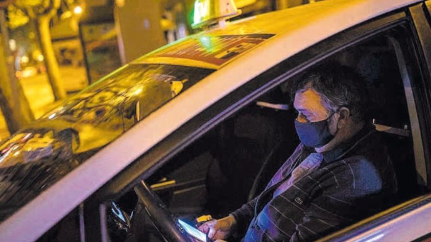 El taxista, de noche.