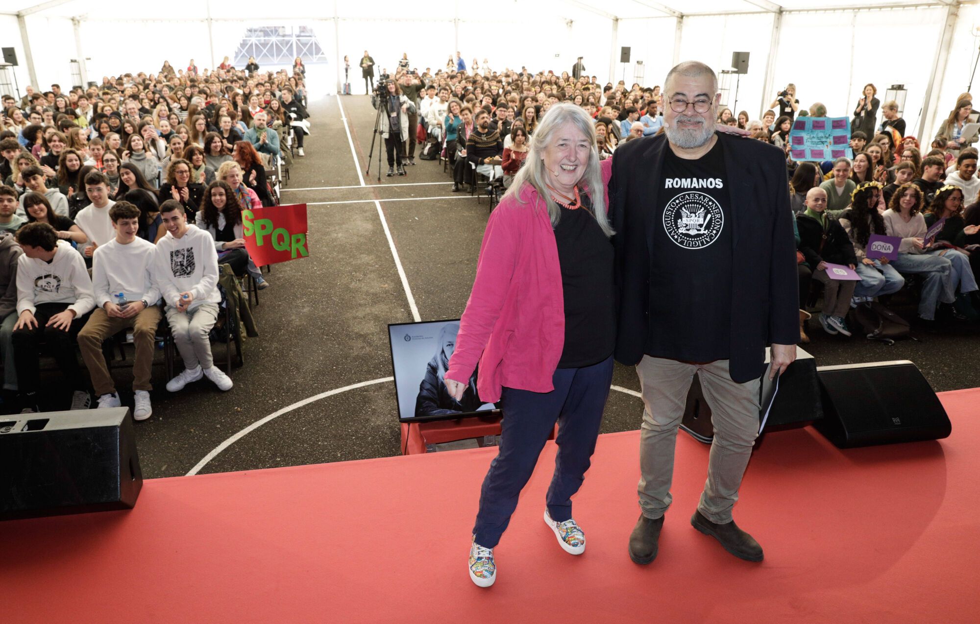 EN IMÁGENES: La "amazona" Mary Beard fascinada en su encuentro con estudiantes en Gijón: "A Nerón le habrían encantado las redes sociales"