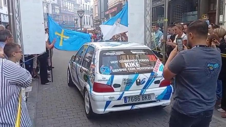 «Va por ti Kike», la emocionada dedicatoria de los pilotos del Rallysprint Villa de Grado Benfer en la ceremonia de salida de la competición deportiva