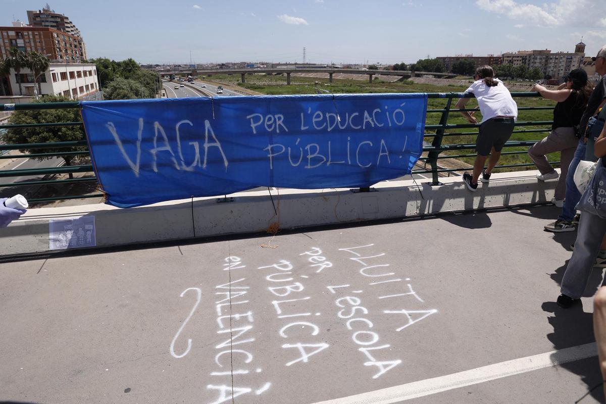 Una pancarta en defensa de la huelga educativa ya cuelga desde el Puente de la Solidaridad Una pancarta en defensa de la huelga educativa ya cuelga desde el Puente de la Solidaridad