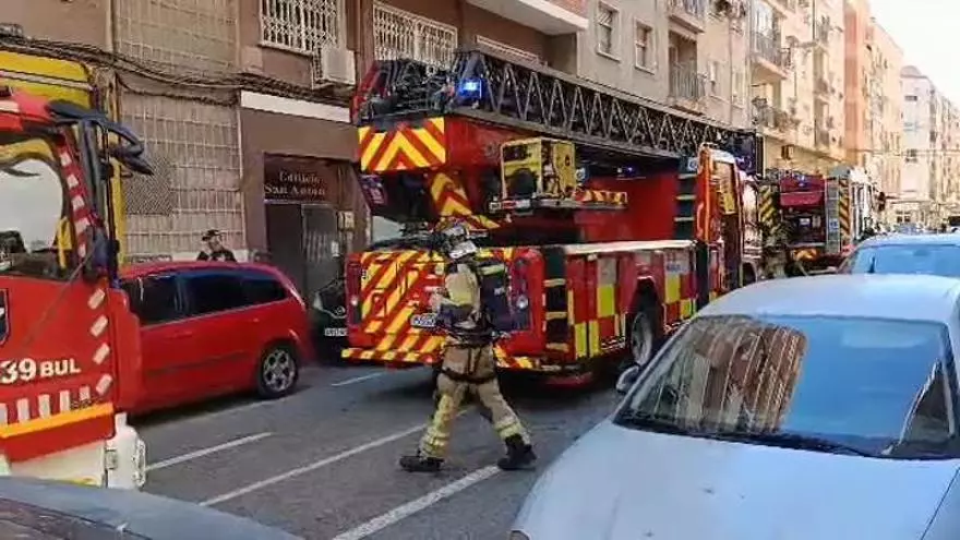 Incendio en un octavo piso en la calle Pintor Joaquín de Murcia
