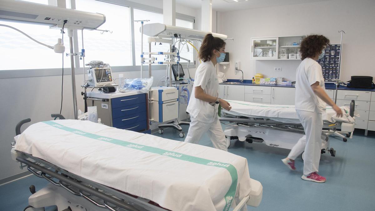 Dos profesionales sanitarias, en una estancia de un hospital de Aragón, en una imagen de archivo.
