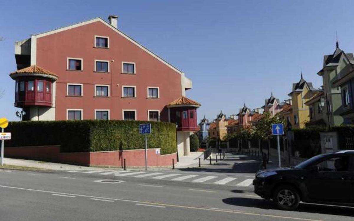 Urbanización Fonte do Ouro en Oleiros, donde salen a adjudicación siete pisos de protección. / juan varela