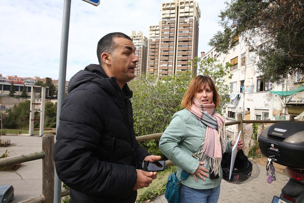 Edificio El Barco de Esplugues, desalojado el lunes por riesgo de derrumbe y en el que actualmente cinco vecinos se niegan a salir.