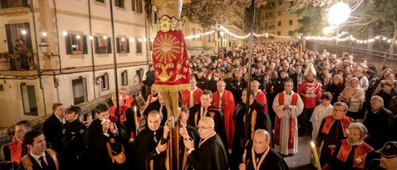 Una multitud en las procesiones de Semana Santa de 2018 en Palma. | B.RAMON