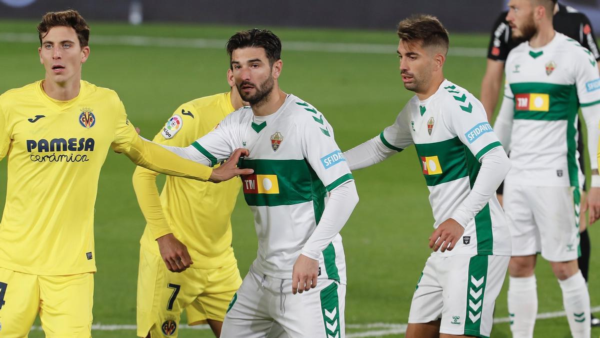 Los franjiverdes Barragán, Josema y Josan defienden un córner el pasado domingo ante Pau Torres y otro jugador del Villarreal.