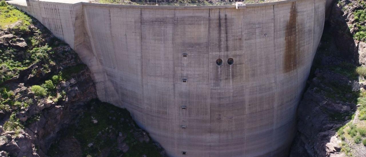 Muro de la presa de Soria, con el Barranco de Arguineguín al fondo. | | LP/DLP