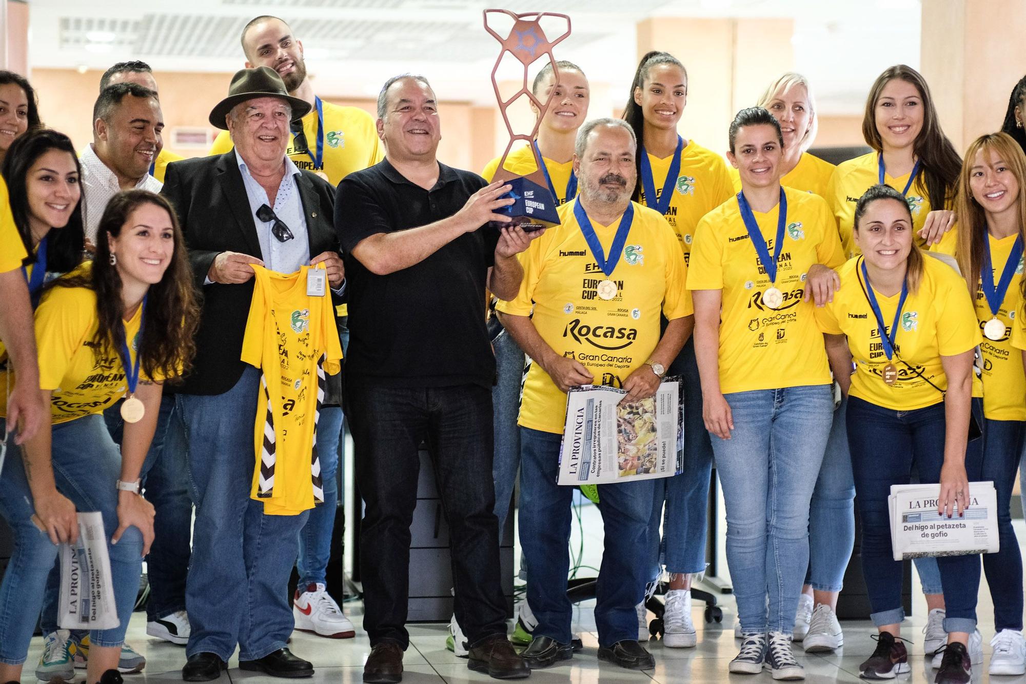 El Rocasa visita LA PROVINCIA con su tercer trofeo de campeón europeo de balonmano femenino