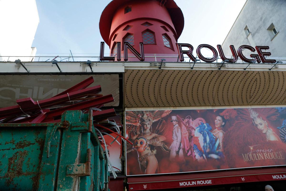 Caen las aspas del Moulin Rouge de París