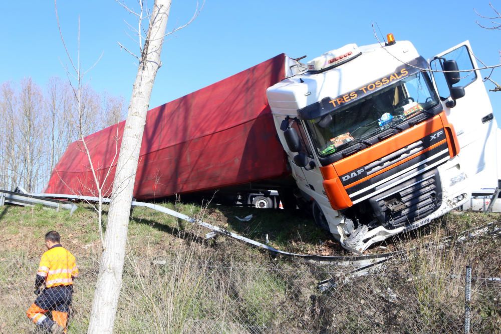 Bolca un camió a l'AP-7 a Fogars