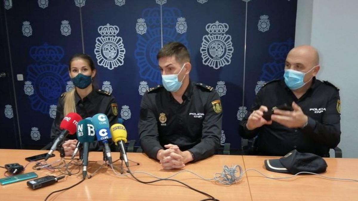 Los inspectores de la Ufam, y el jefe de prensa de la Policía.