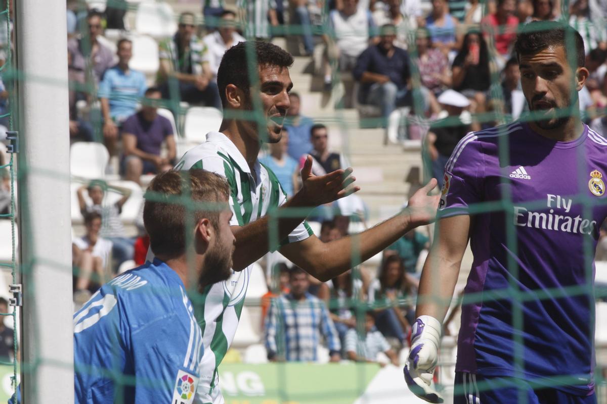 Bernardo, entre los madridistas Pulido y Pachecho, en el encuentro ganado por el Córdoba CF (2-0), de la temporada 2013-14.