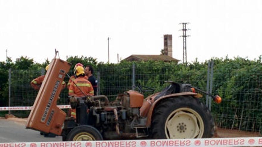 El tractor que volcó en un camino rural de Museros.