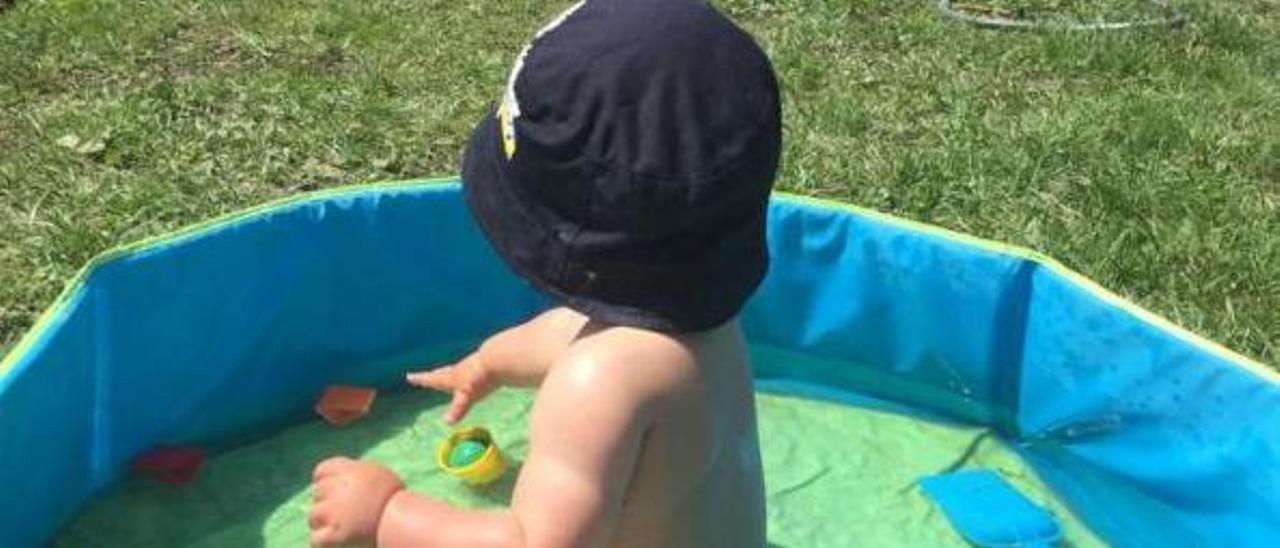 Un bebé se baña en una piscina hinchable en su vivienda familiar. |   // FDV